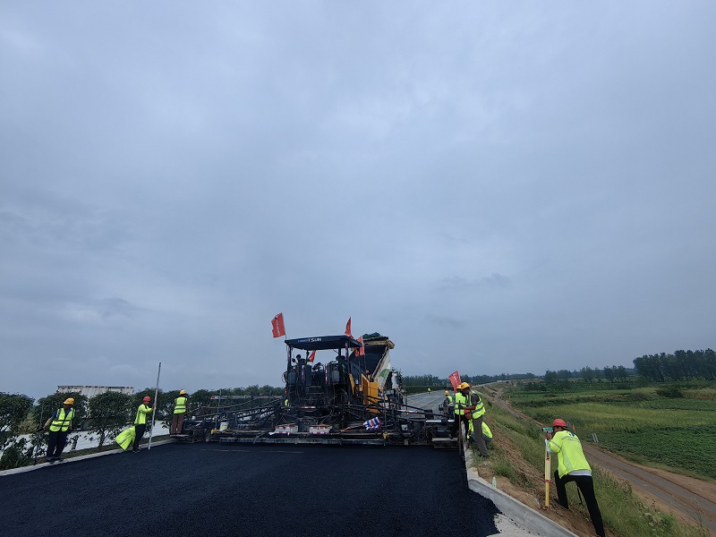 淮内高速豫皖省界至淮滨段沥青路面下面层试验段摊铺施工圆满完成.jpg